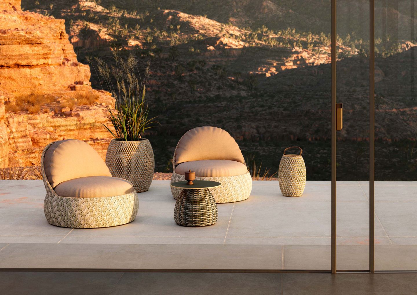 Dala Lounge Chair mit Dedon Polster: Outdoor Sessel und Beistelltisch aus Rattan.