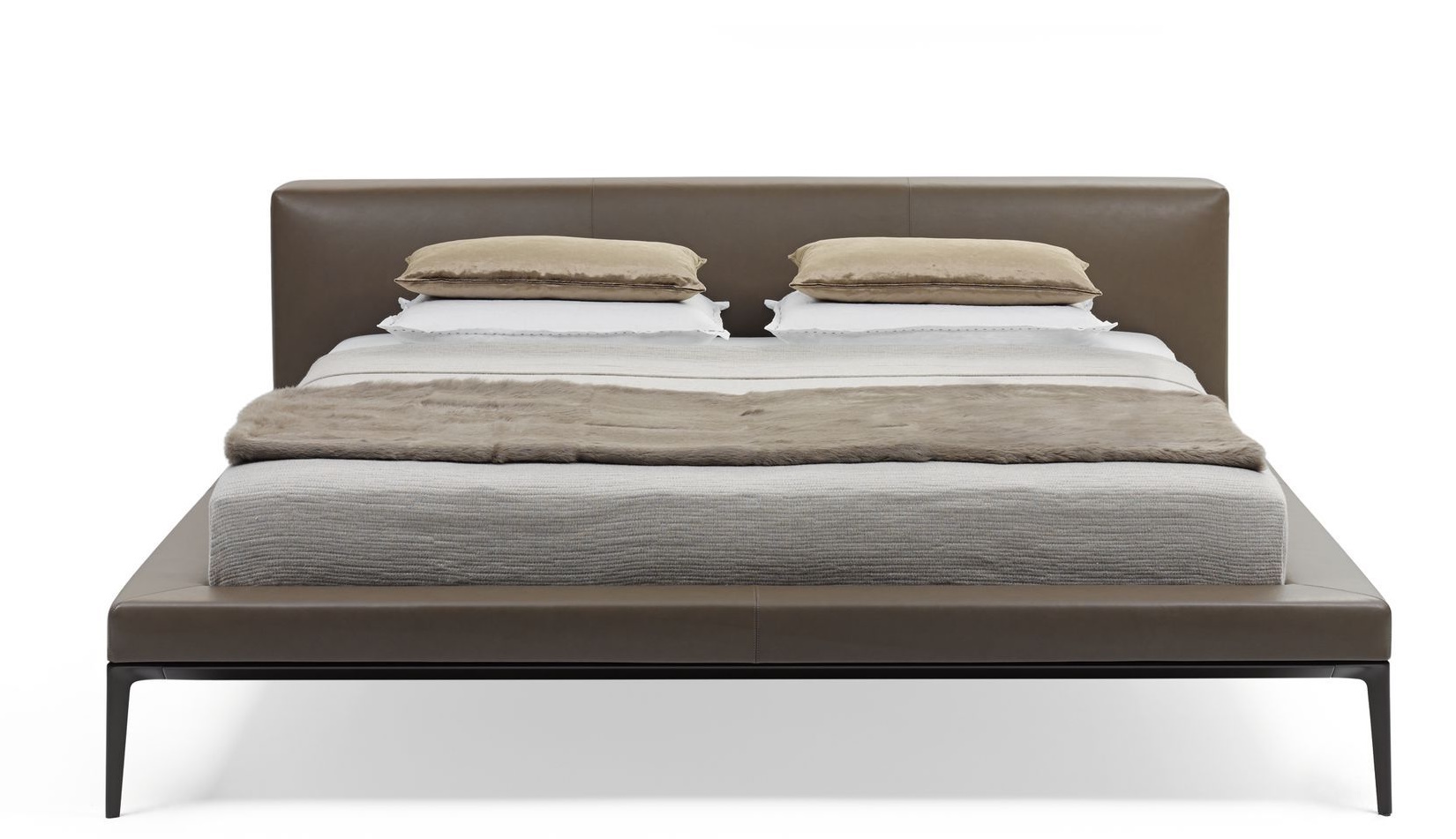 Jaan Bett von Walter Knoll mit braunem Lederbezug, Kissen und Decke auf weißem Hintergrund.