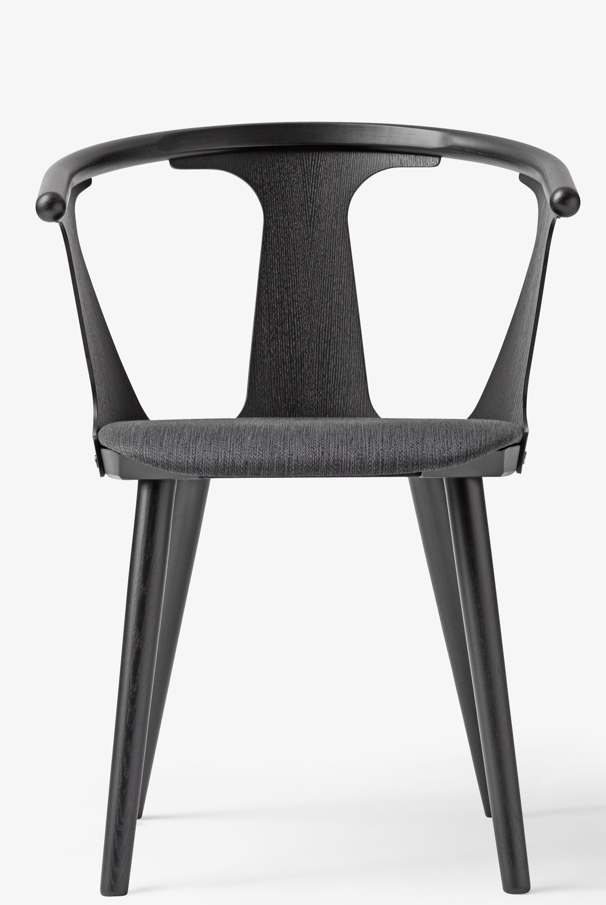Schwarzer In Between Armchair Armlehnenstuhl SK2 von AndTradition mit gepolstertem Sitz, Frontansicht auf weißem Hintergrund.