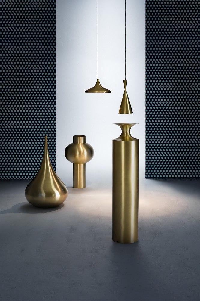 Nahaufnahme: Tom Dixon Beat Tall Pendelleuchte in Schwarz und Gold, moderne Hängeleuchte.