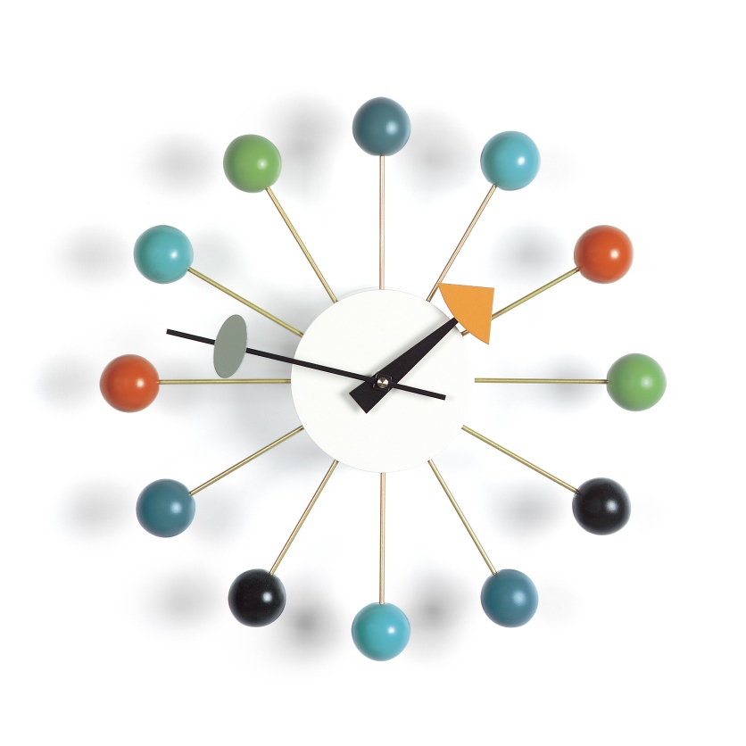 Vitra Ball Clock Wanduhr, mehrfarbig, mit bunten Holzkugeln und goldenen Zeigern, modernes Design.
