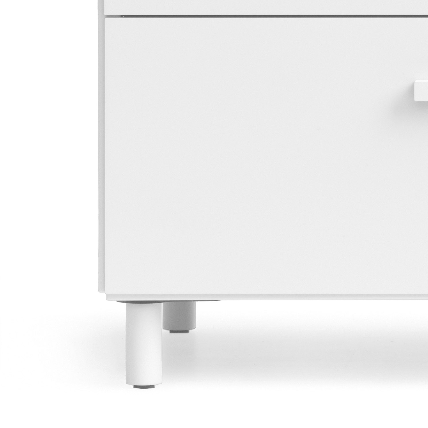 Detailaufnahme: Weiße Kommode mit Relief Beinen von String Furniture. Möbeldesign für Wohnraum.