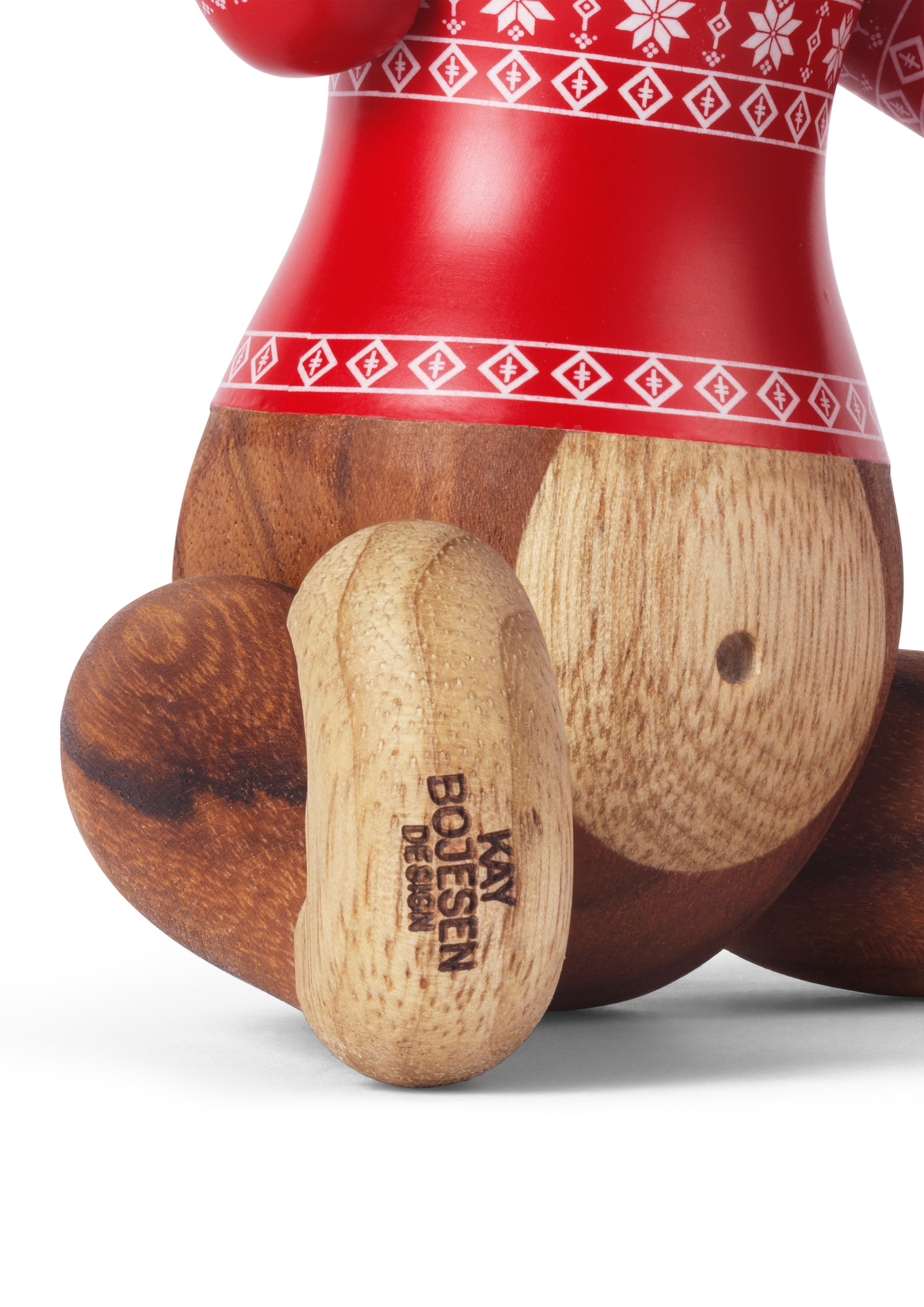 Detailansicht von Kay Bojesen Affe, kleine Holzfigur mit rotem Weihnachtspullover, festliche Weihnachtsdekoration 2024.
