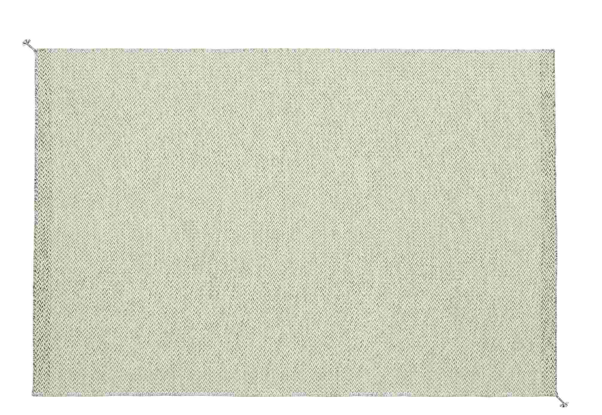 Muuto Ply Rug: Quadratischer, hellgrüner Teppich aus recyceltem Polyester für Innen- und Außenbereiche, Detailaufnahme der Textur.