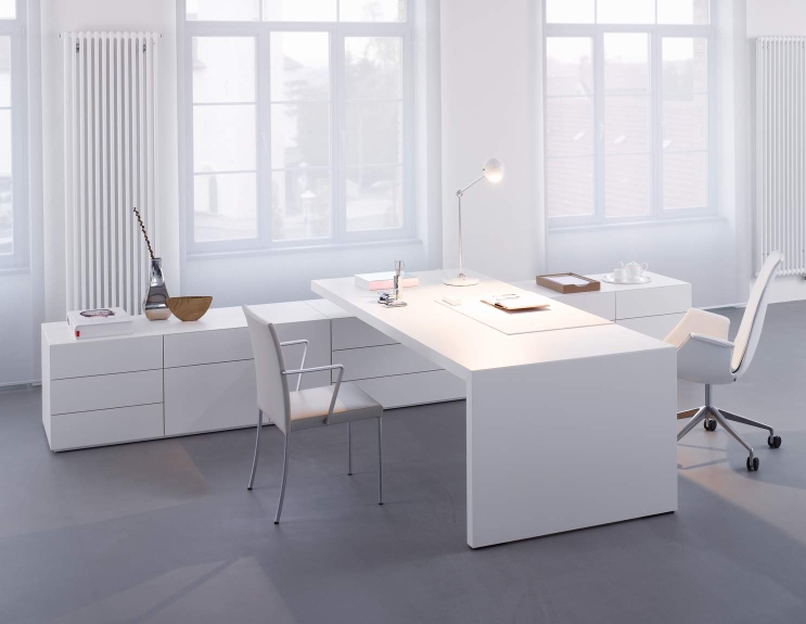 Weißer JASON LITE Stuhl von Walter Knoll im modernen Büroambiente mit Schreibtisch und Stauraum.