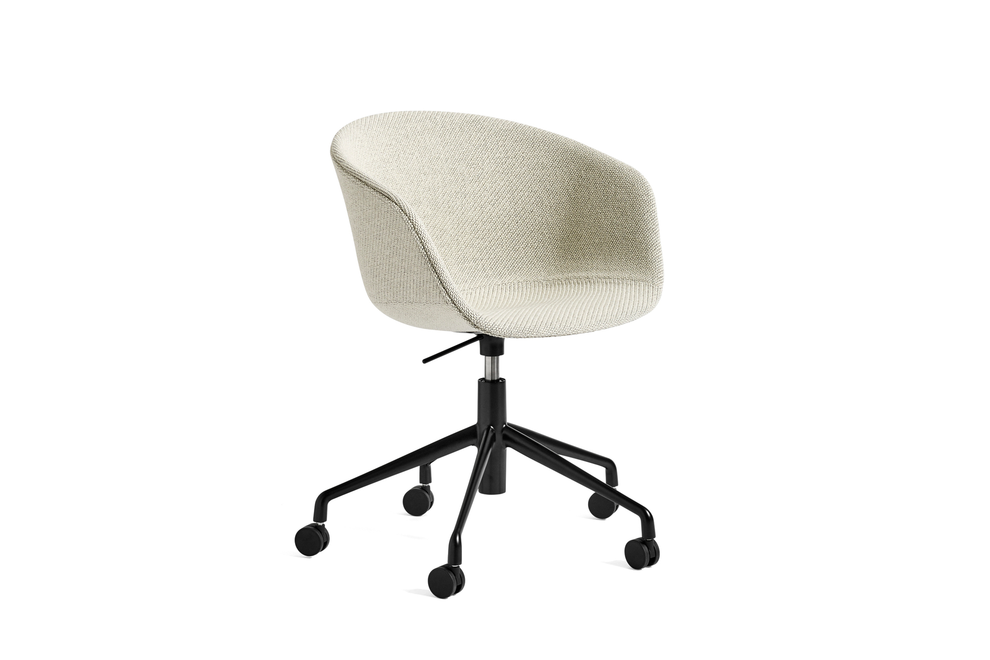 About a Chair AAC53 Drehstuhl von Hay mit Vollpolster in Beige und schwarzem Fußkreuz.