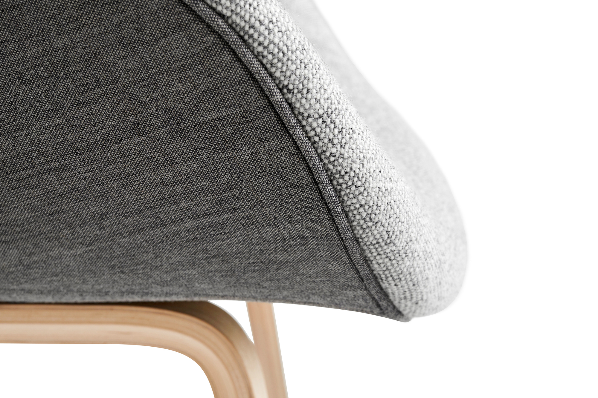 Detailaufnahme des About a Chair AAC123 Soft Duo Stuhls von Hay mit grauem Stoffbezug.