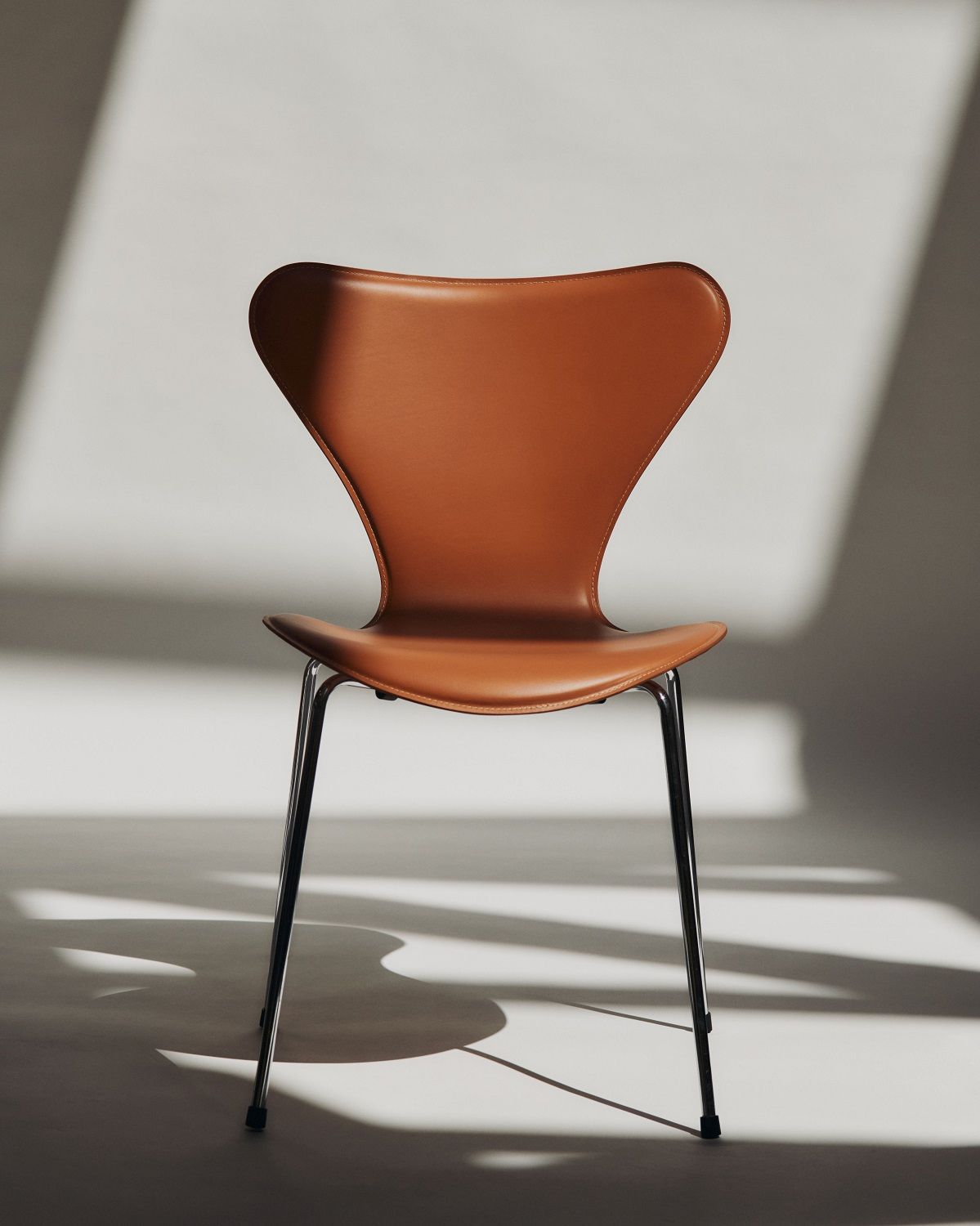 Fritz Hansen Siebener Stuhl mit braunem Lederbezug und verchromten Beinen, modernes Design Möbel.