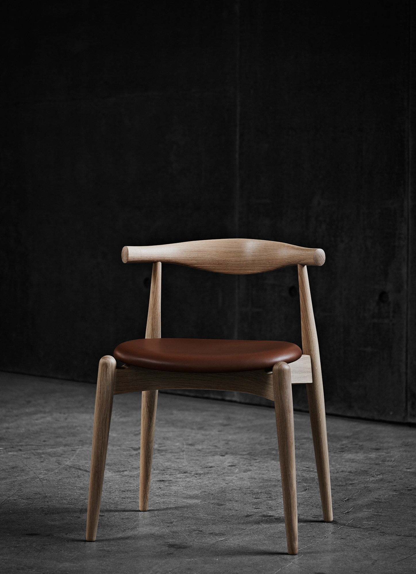 CH20 Elbow Stuhl mit Eichengestell und braunem Lederbezug, ein Designklassiker von Carl Hansen.