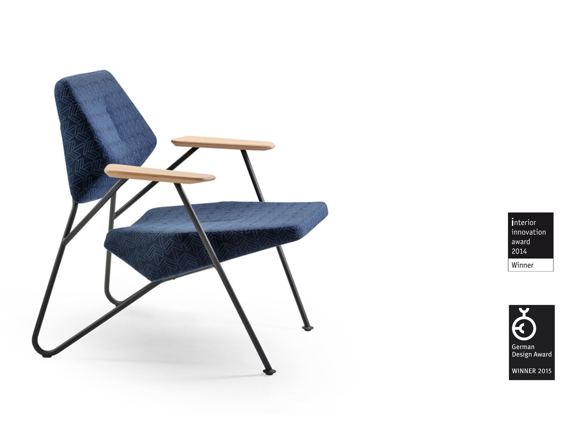 Polygon Sessel von Prostoria, blauer Stoffbezug, Holzarmlehnen und schwarzes Metallgestell, Indoor & Outdoor.