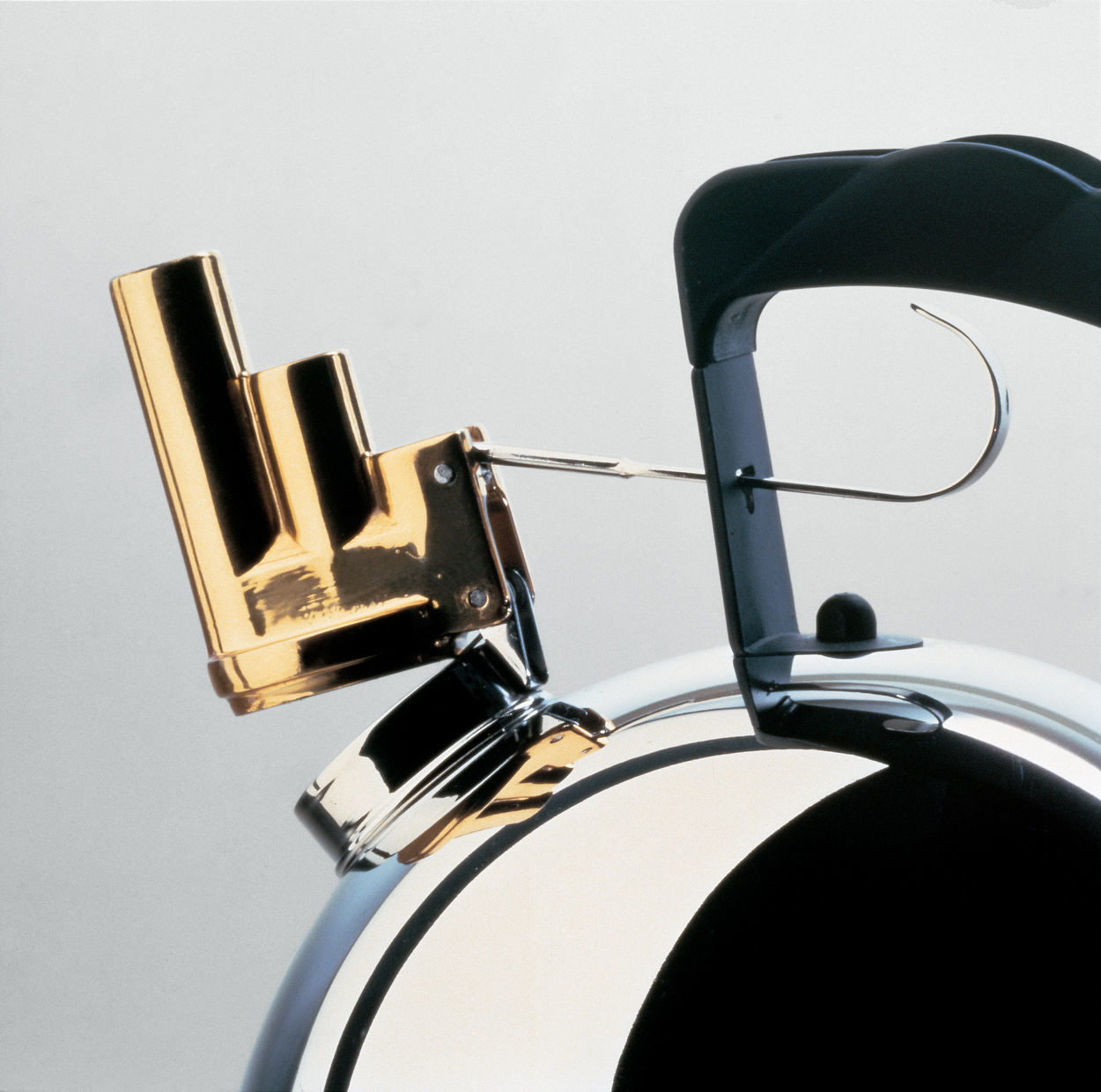 Detailaufnahme des Alessi 9091 FM Wasserkessels mit Pfeife und Griff. Design-Klassiker für die Küche.