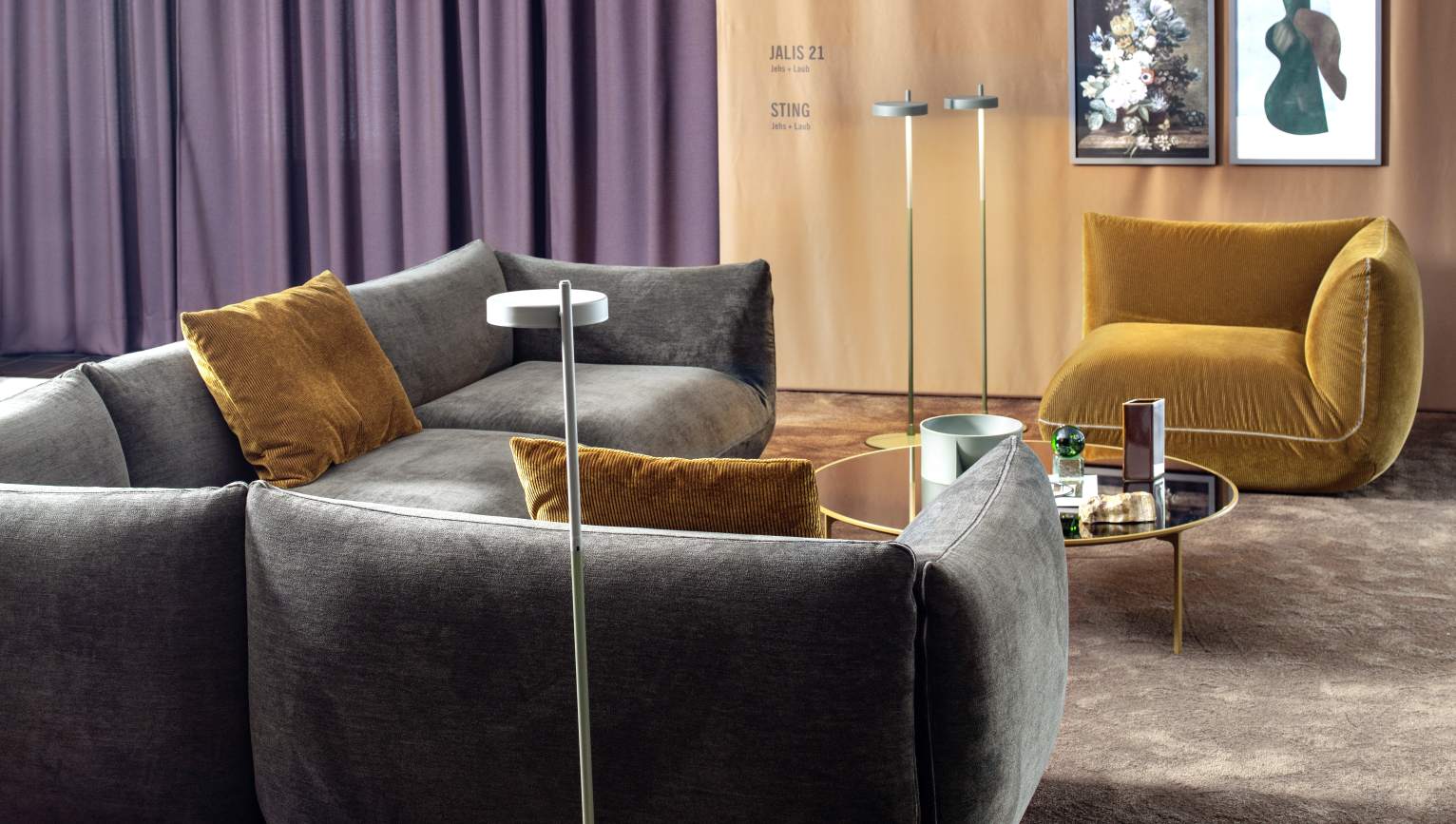 Jalis 21 Ecksofa-Element von Cor in Grau mit goldenen Kissen und Sessel.