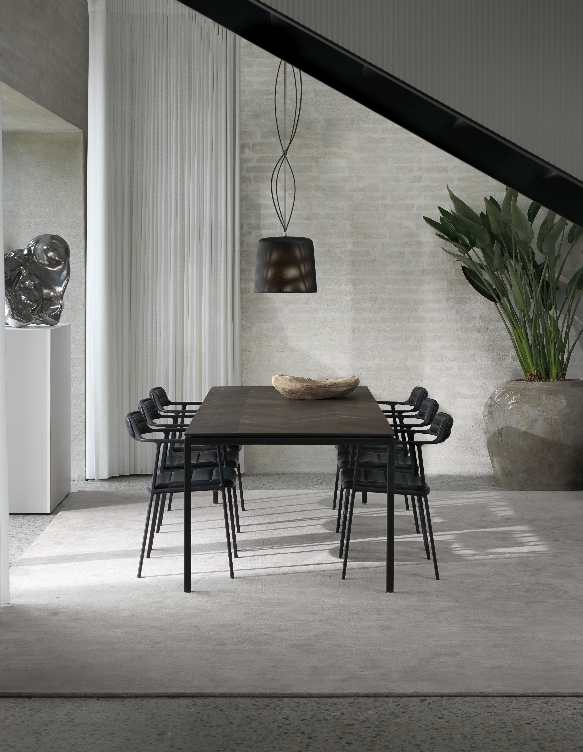 VIPP451 Stoel van zwart anilineleer Vipp