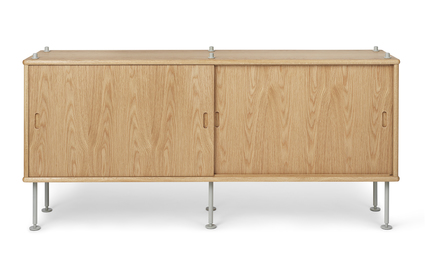 Borge Mogensen Kommode aus Eiche von Carl Hansen & Søn mit Schiebetüren und Metallbeinen.