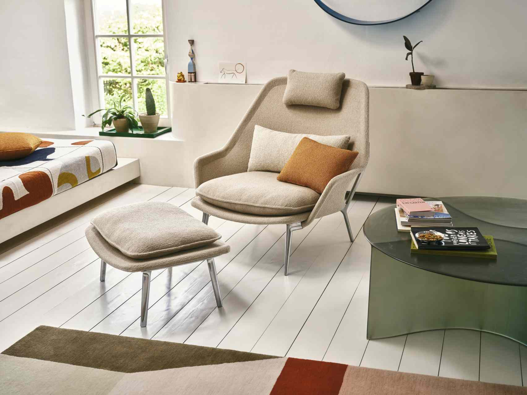 Vitra Slow Chair Sessel mit Hocker und Stoffbezug in Beige, modernes Wohnzimmer Interieur.