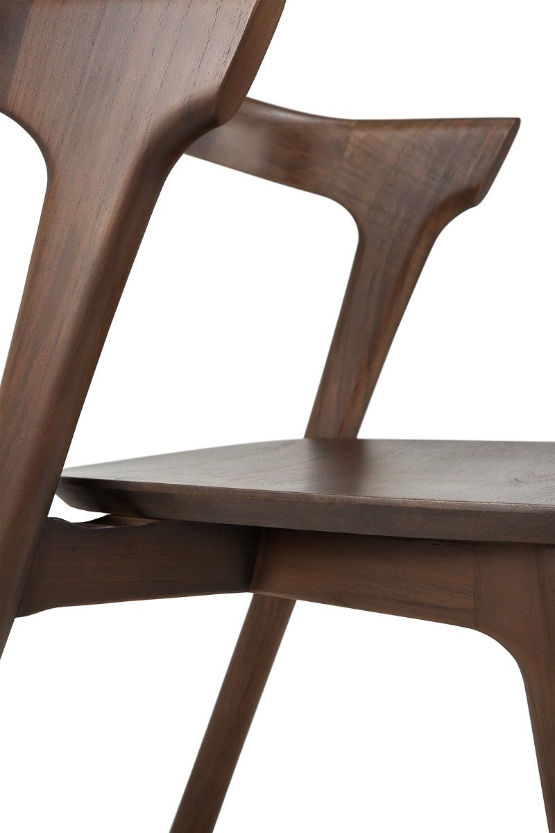 Detailaufnahme vom Bok Stuhl aus Teakholz, dunkelbraun lackiert, mit Fokus auf Sitzfläche und Beinkonstruktion.