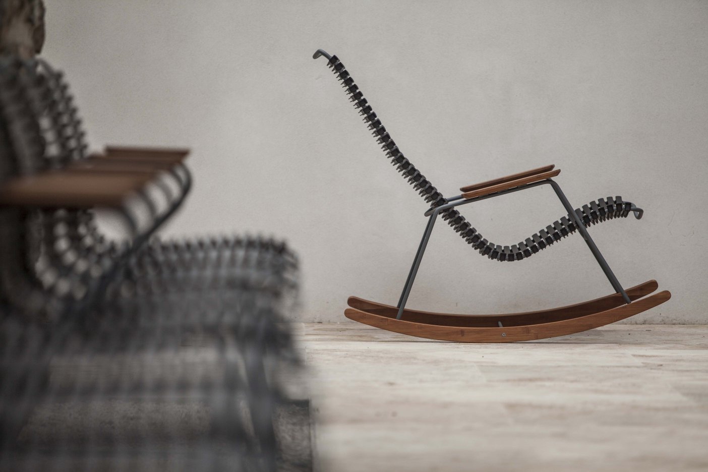 Houe Click Rocking Chair: Moderner Outdoor Schaukelstuhl mit Kufen aus Holz und grauer Kunststoff-Sitzfläche.