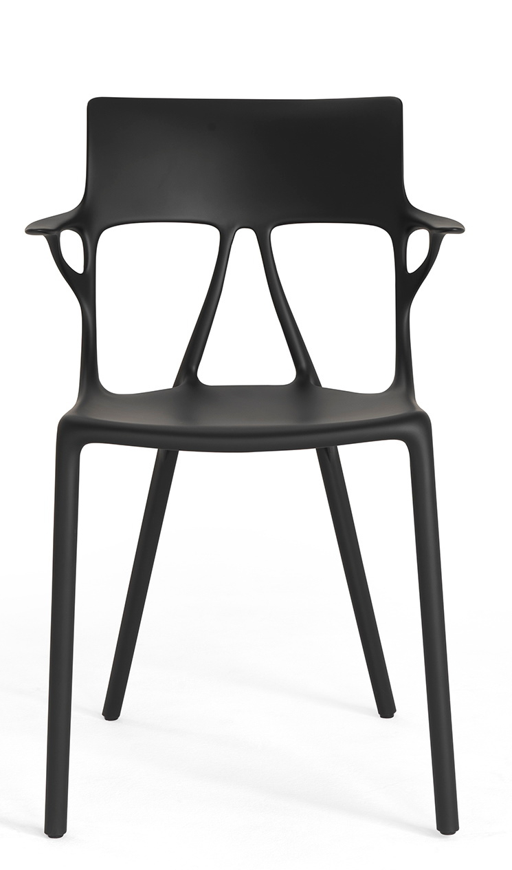 Schwarzer A.I. Stuhl von Kartell, moderner Designstuhl aus Kunststoff mit Armlehnen, Frontansicht.