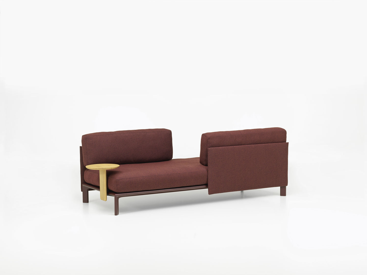 Vitra Anagram Panel 90 cm Daybed in Rotbraun mit kleinem, integriertem Holztisch.