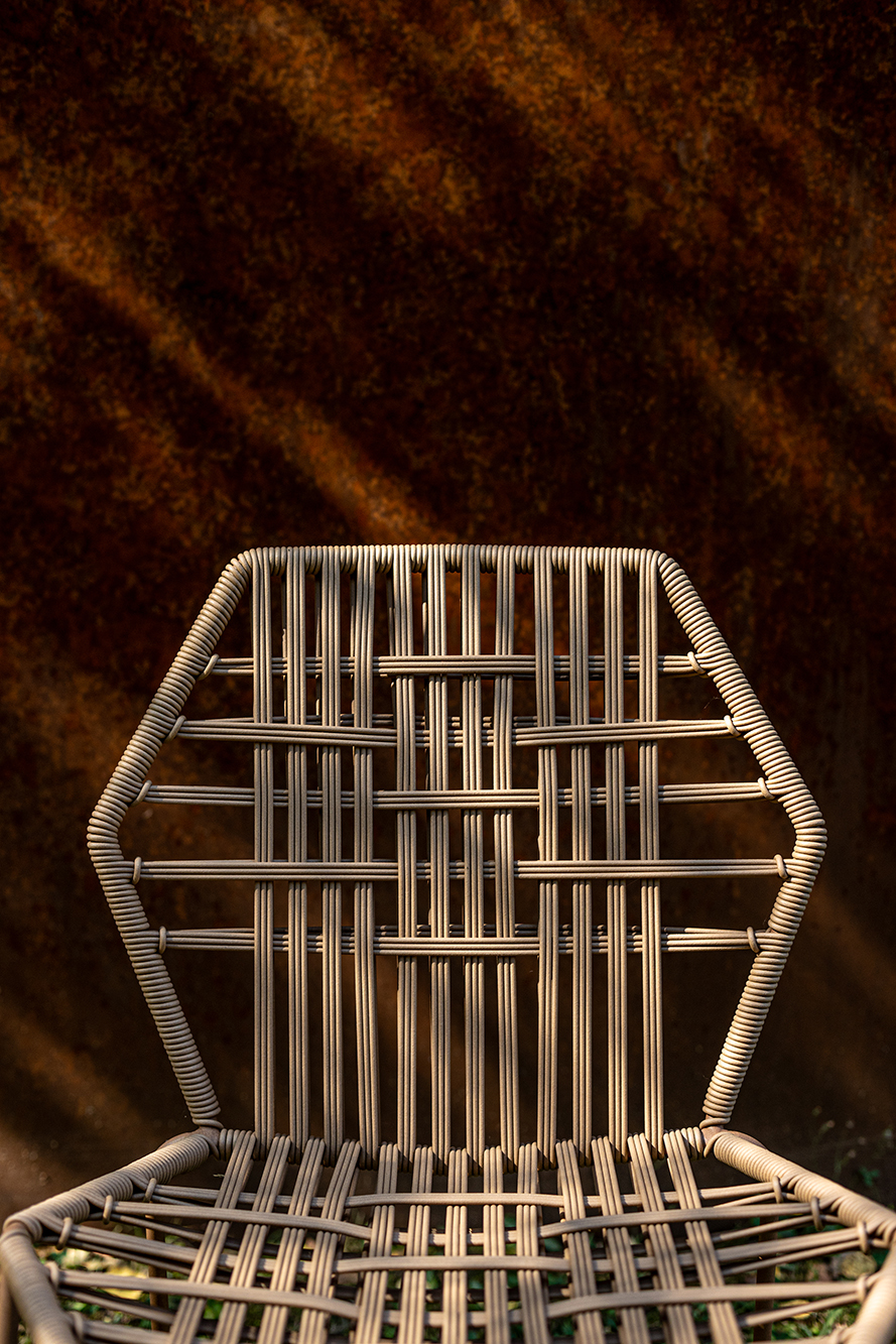 Detailaufnahme des Tropicalia TR0 Stuhls von Moroso, ein Outdoor Stuhl aus Polymer mit geflochtenem Design.