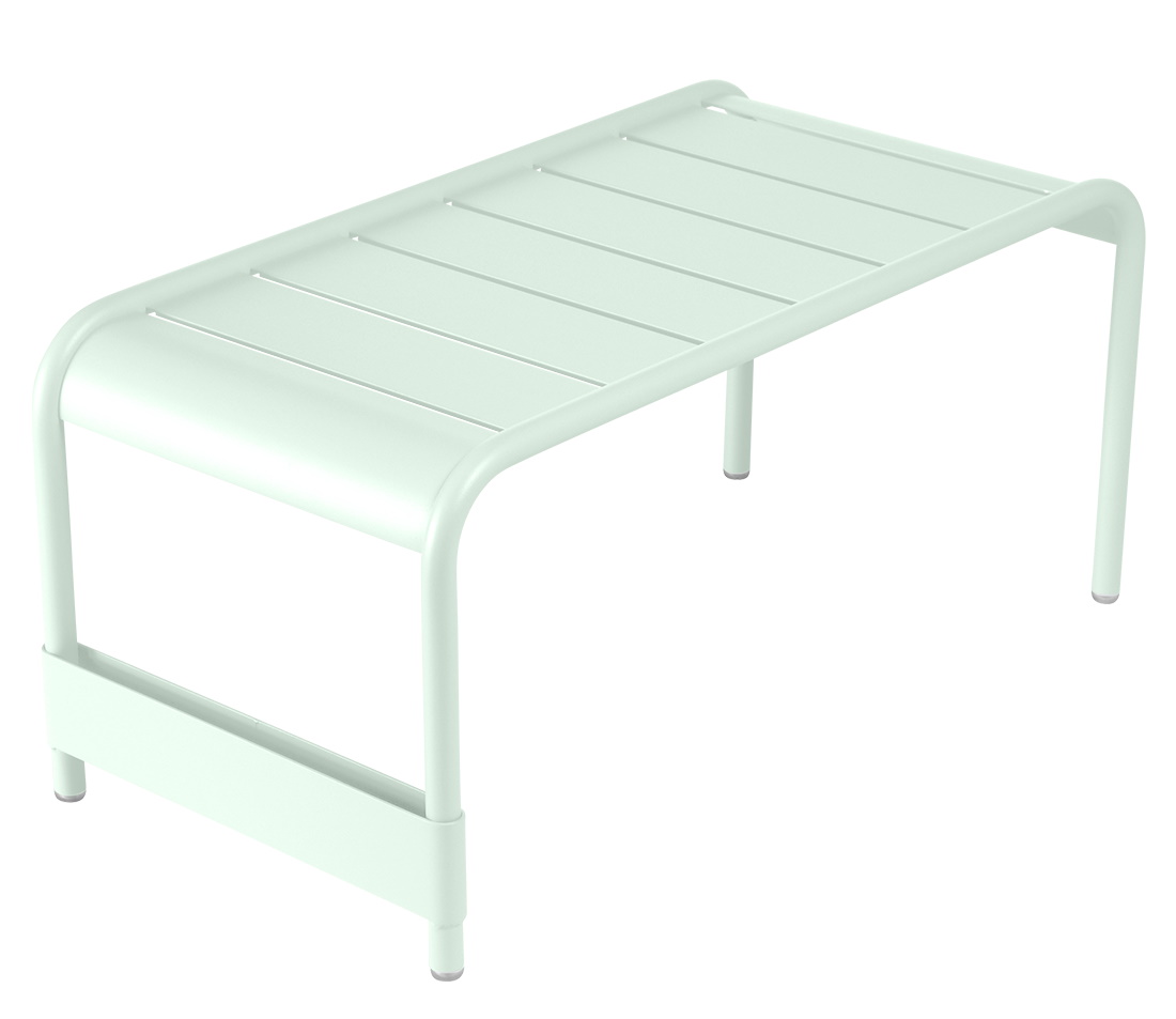 Heller, mintgrüner Luxembourg Outdoor Tisch von Fermob, ideal als niedrige Bank oder Beistelltisch für den Garten.
