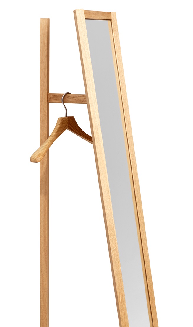 Club Standspiegel von Schönbuch mit Holzrahmen und integrierter Garderobe mit Kleiderbügel.