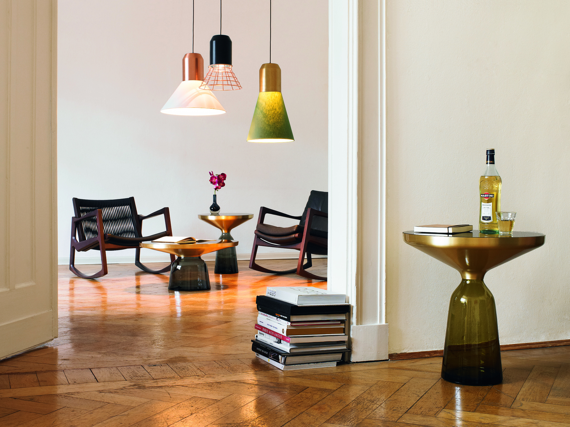 Bell Side Table Beistelltisch in Quarz-grau von ClassiCon, Stahl und Glas, modernes Wohnzimmer Ambiente.