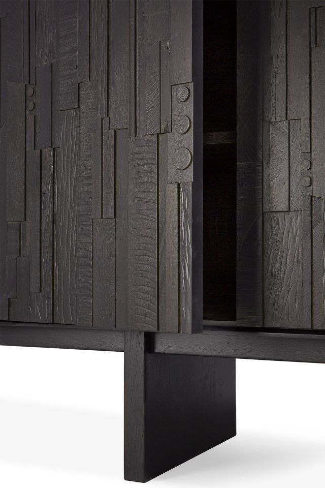 Detailaufnahme: Mosaic Anrichte aus Teakholz mit vier Türen von Ethnicraft. Dunkles Holz, modernes Design.