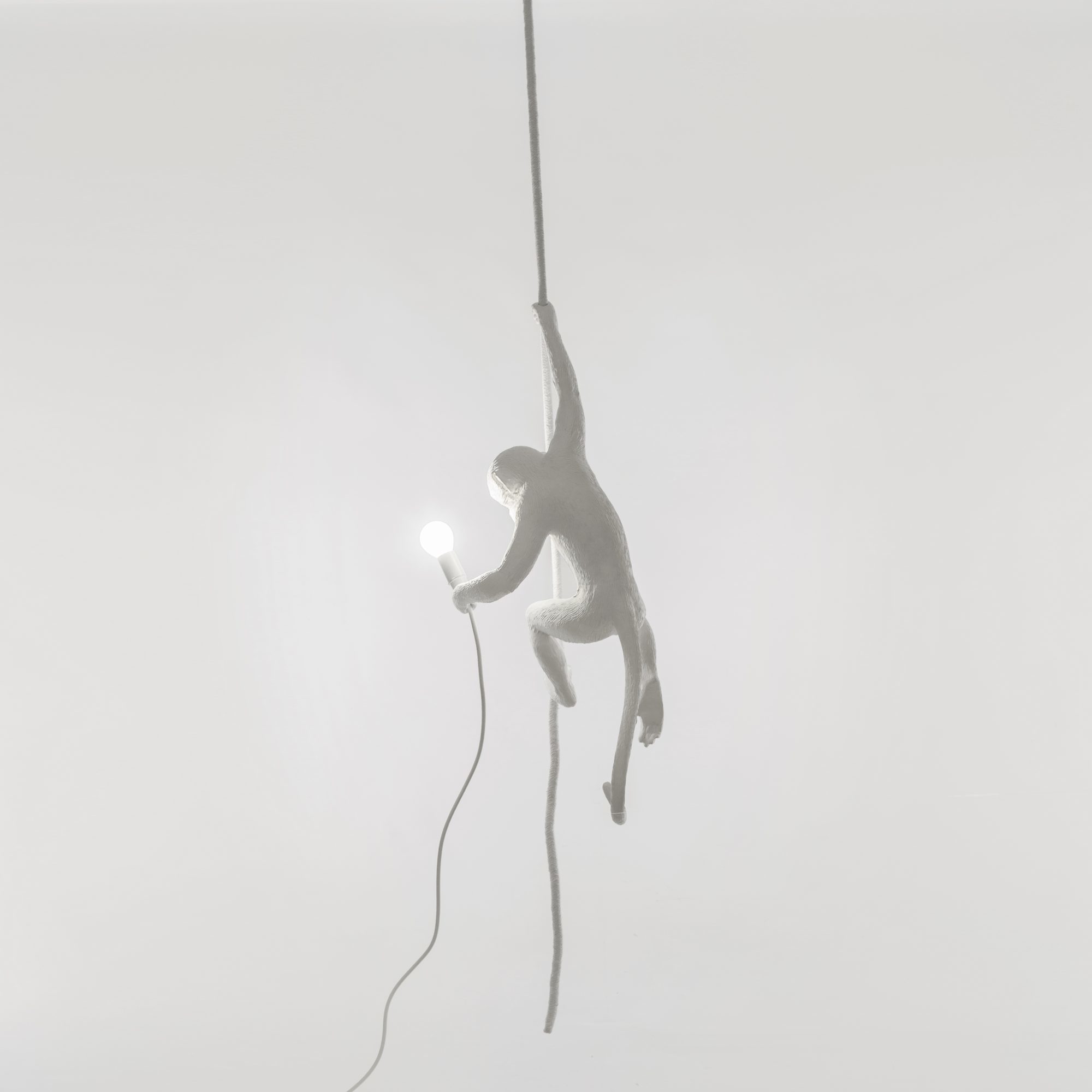 Weiße Monkey Lamp Pendelleuchte von Seletti, Affe hält Glühbirne und klettert an einem Seil.