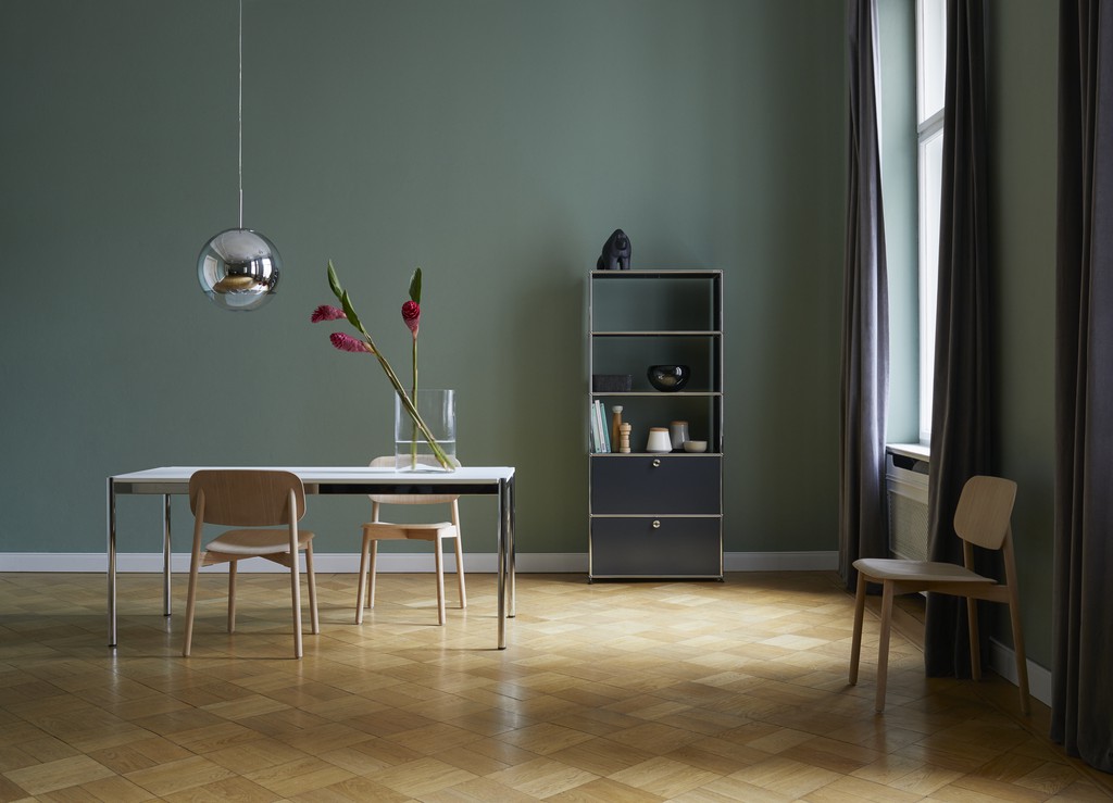 Esszimmer mit modernem Tisch, Stühlen, Regal und Hängelampe. Möbeldesign für stilvolles Wohnen.