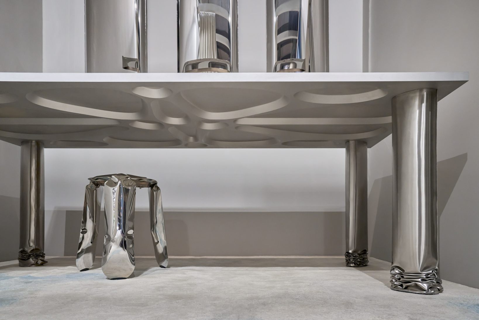 Crash Table Esstisch von Zieta mit passendem Hocker aus poliertem Stahl, modernes Design für Esszimmer.