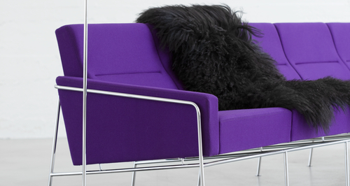 Fritz Hansen Sofa Serie 3300 in Lila mit schwarzem Schaffell und verchromtem Gestell.