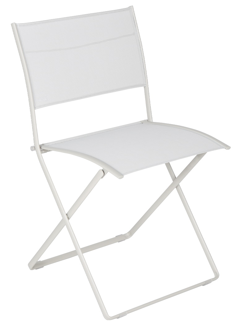 Weißer Fermob Plein Air Stuhl für den Garten oder Balkon, minimalistisches Design mit Metallrahmen und Sitzfläche.