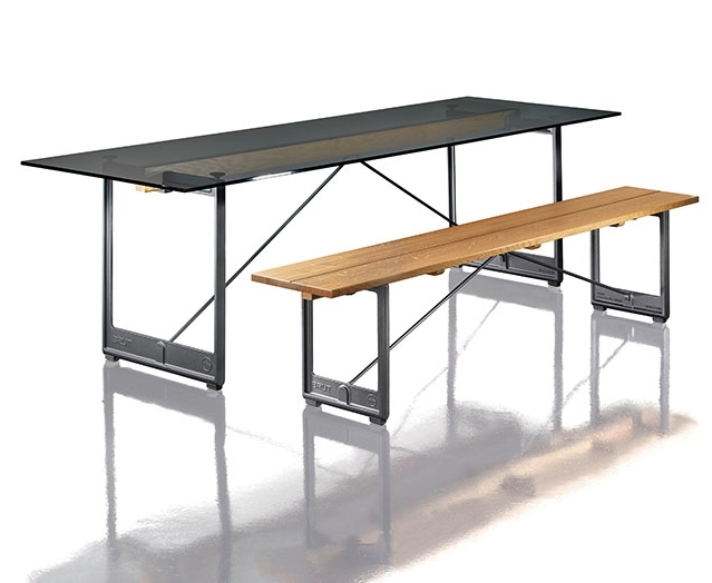 Magis Brut Tisch mit Glasplatte und passender Holzbank, modernes Design für Esszimmer.
