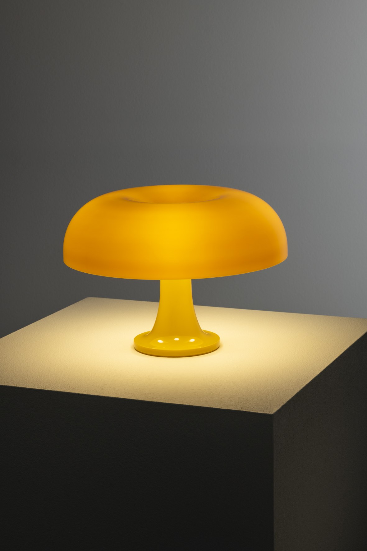 Gelbe Nessino Tischleuchte von Artemide, Pilzdesign, modernes Wohnaccessoire, stimmungsvolle Beleuchtung für Nachttisch oder Schreibtisch.