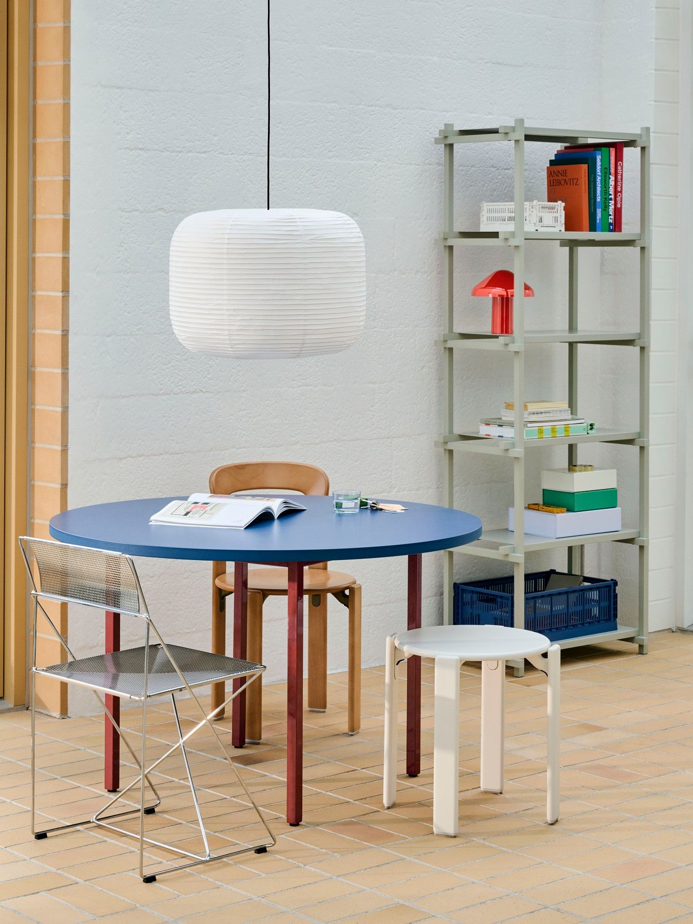 Weißer Rey Stool Hocker von Hay im Interieur mit Tisch, Stuhl und Regal.