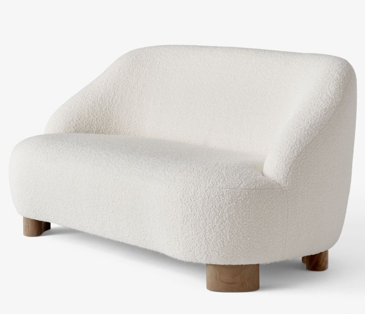 Margas LC3 Sofa von AndTradition, modernes 2-Sitzer Sofa mit weißem Bouclé-Bezug und Holzfüßen.