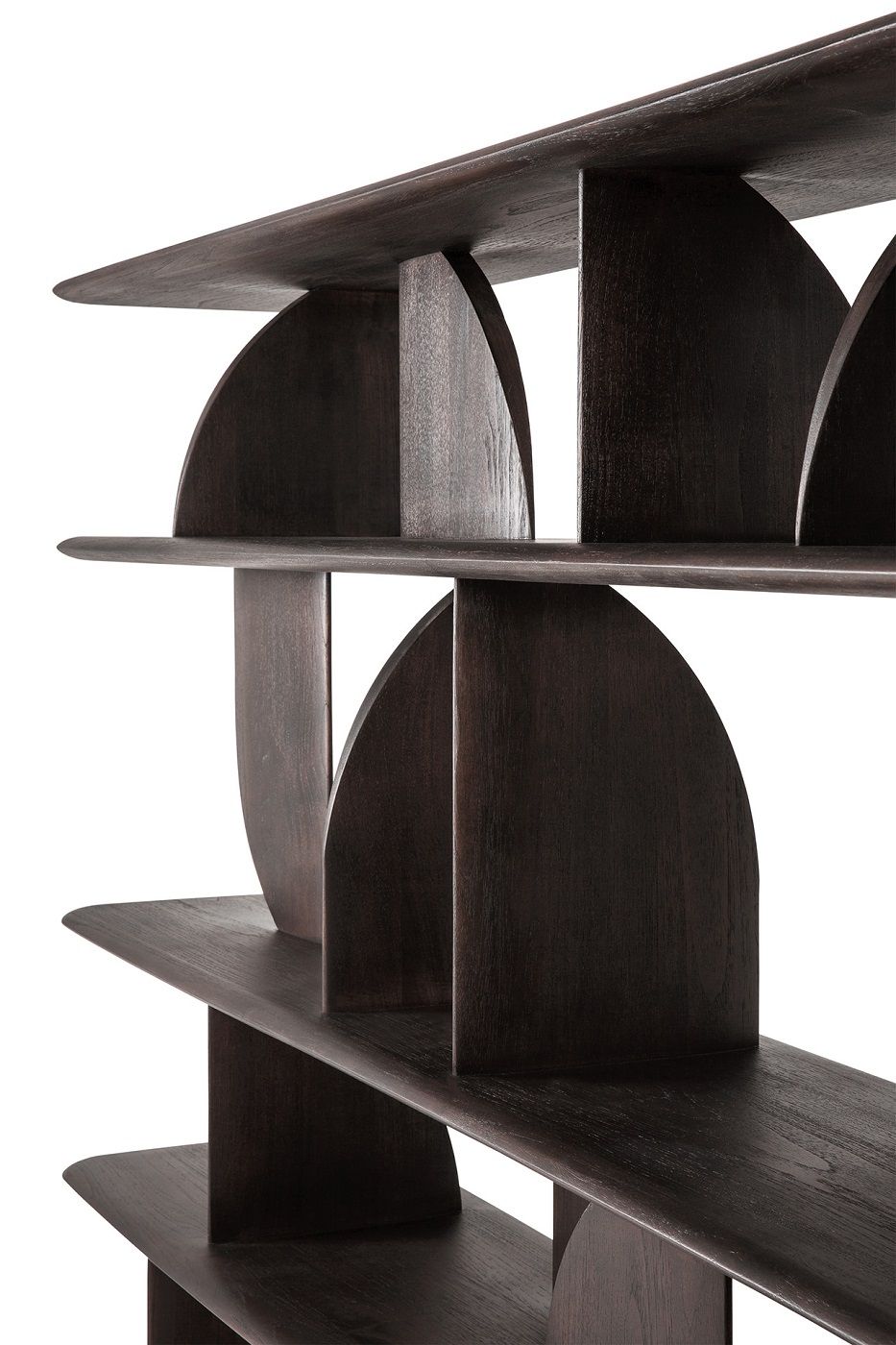 Detailaufnahme: Geometric Regal aus Teakholz, lackiert, modernes Design, Holzregal für Wohnzimmer.