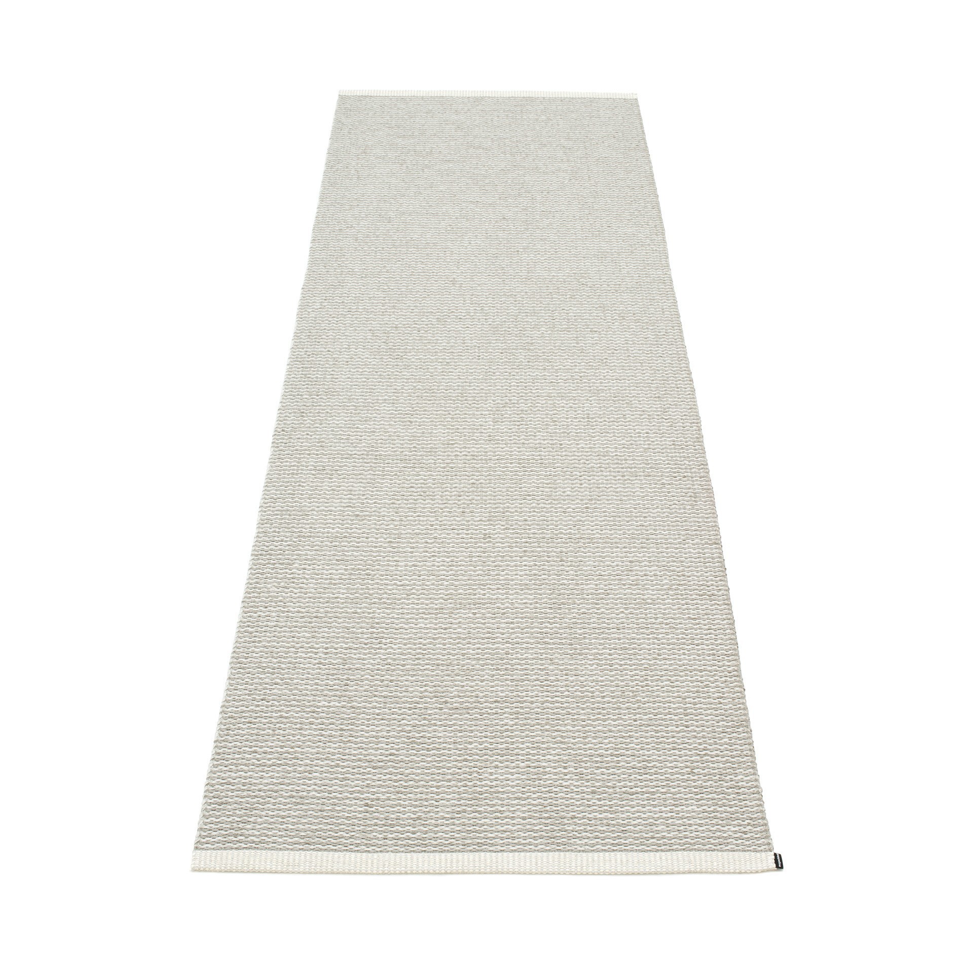 Pappelina Mono Kunststoffteppich in Fossil, 85x260 cm, detailreiche Nahaufnahme des gewebten Teppichs.