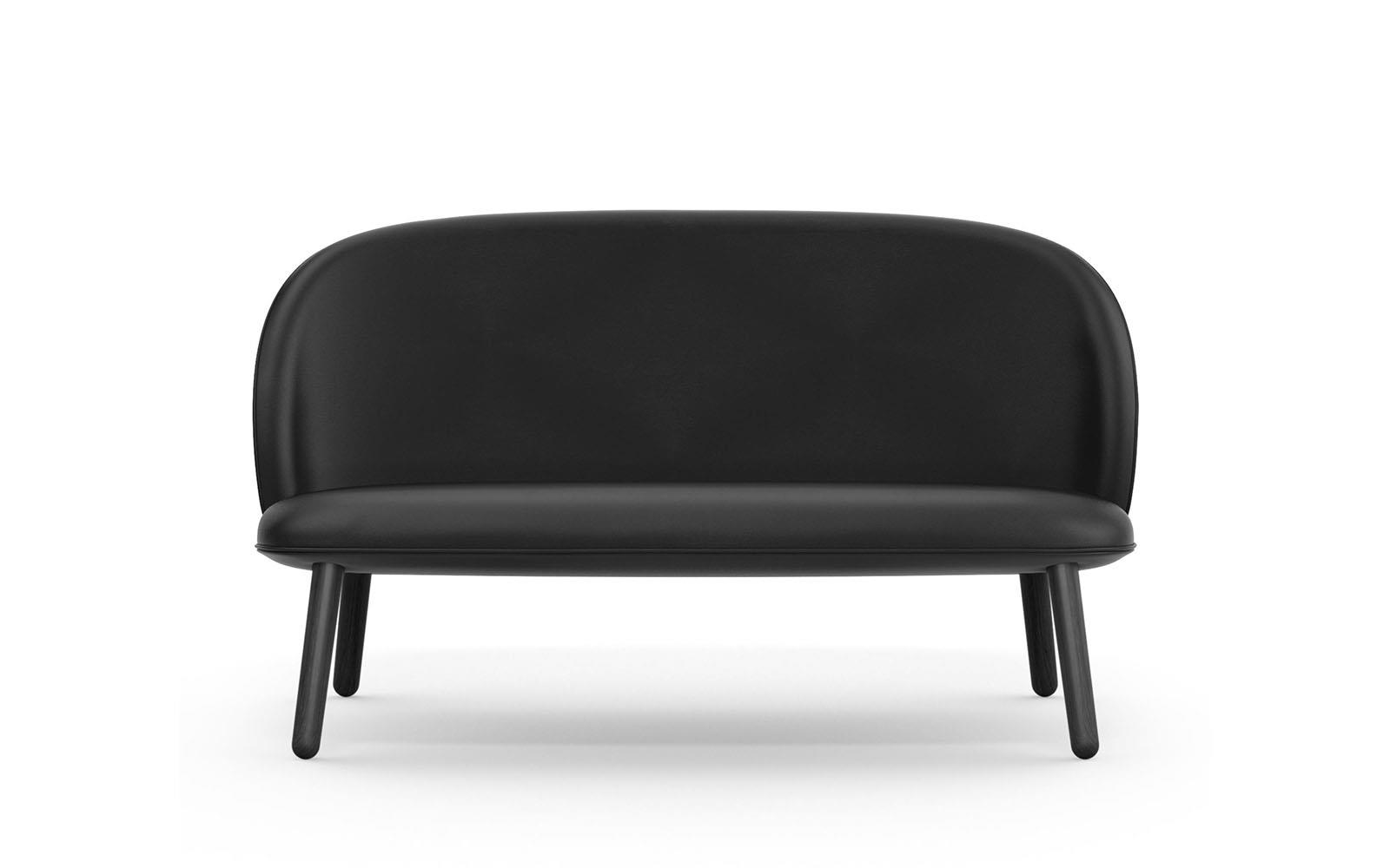 Schwarzes Ace Sofa von Normann Copenhagen, Ledersofa für zwei Personen, modernes Möbeldesign.