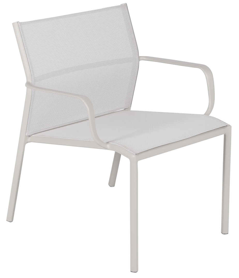 Cadiz Sessel von Fermob für den Außenbereich, moderner Gartensessel mit Armlehnen und pulverbeschichtetem Aluminiumgestell.