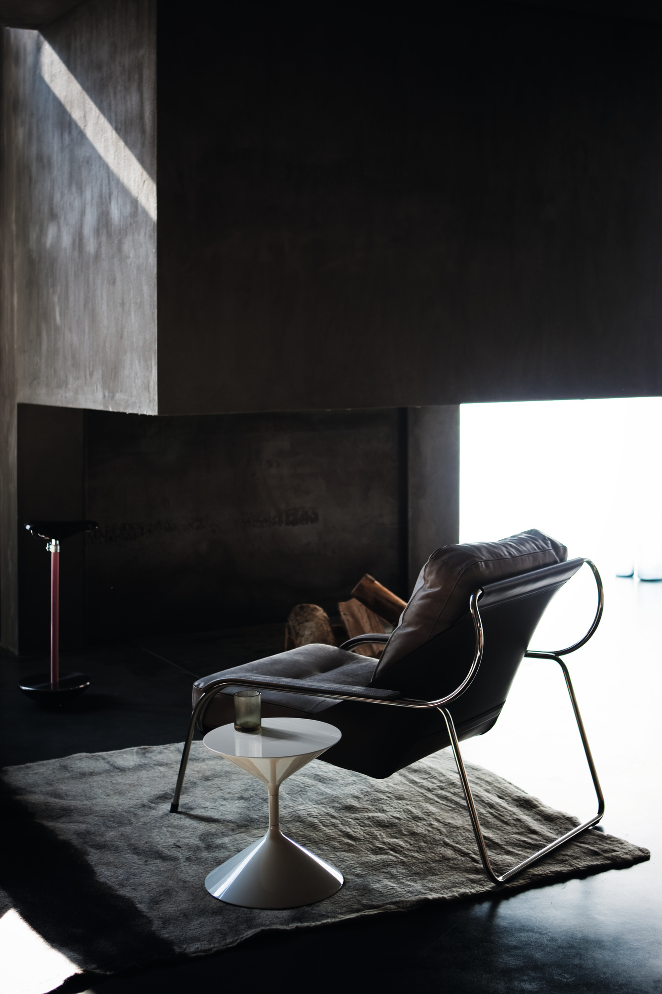 Maggiolina Sessel von Zanotta mit Hocker auf Teppich, modernes Wohnzimmer Design.