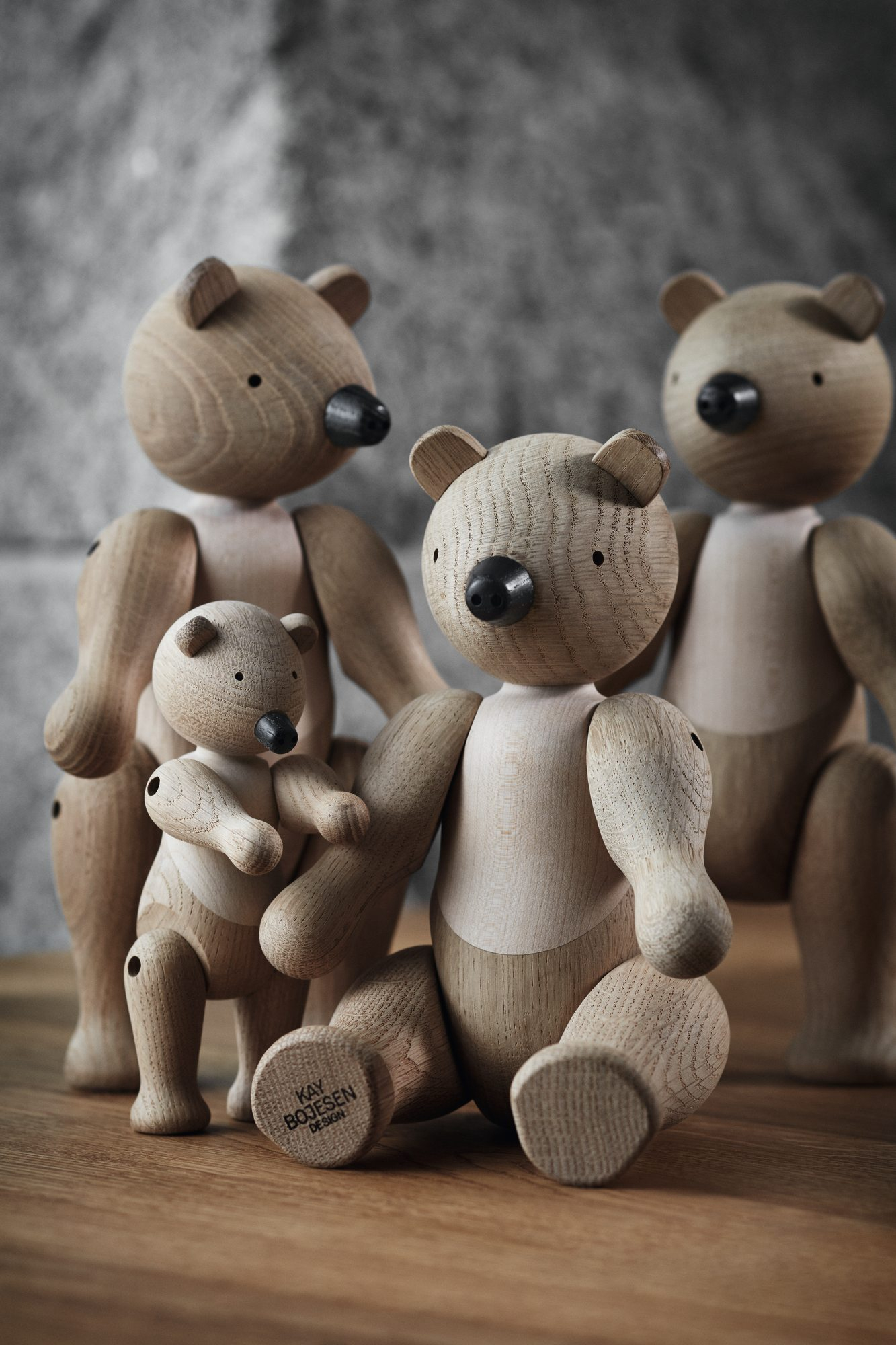 Kay Bojesen Bär Holzfigur: Detailaufnahme von vier Bären aus hellem Holz in verschiedenen Größen.