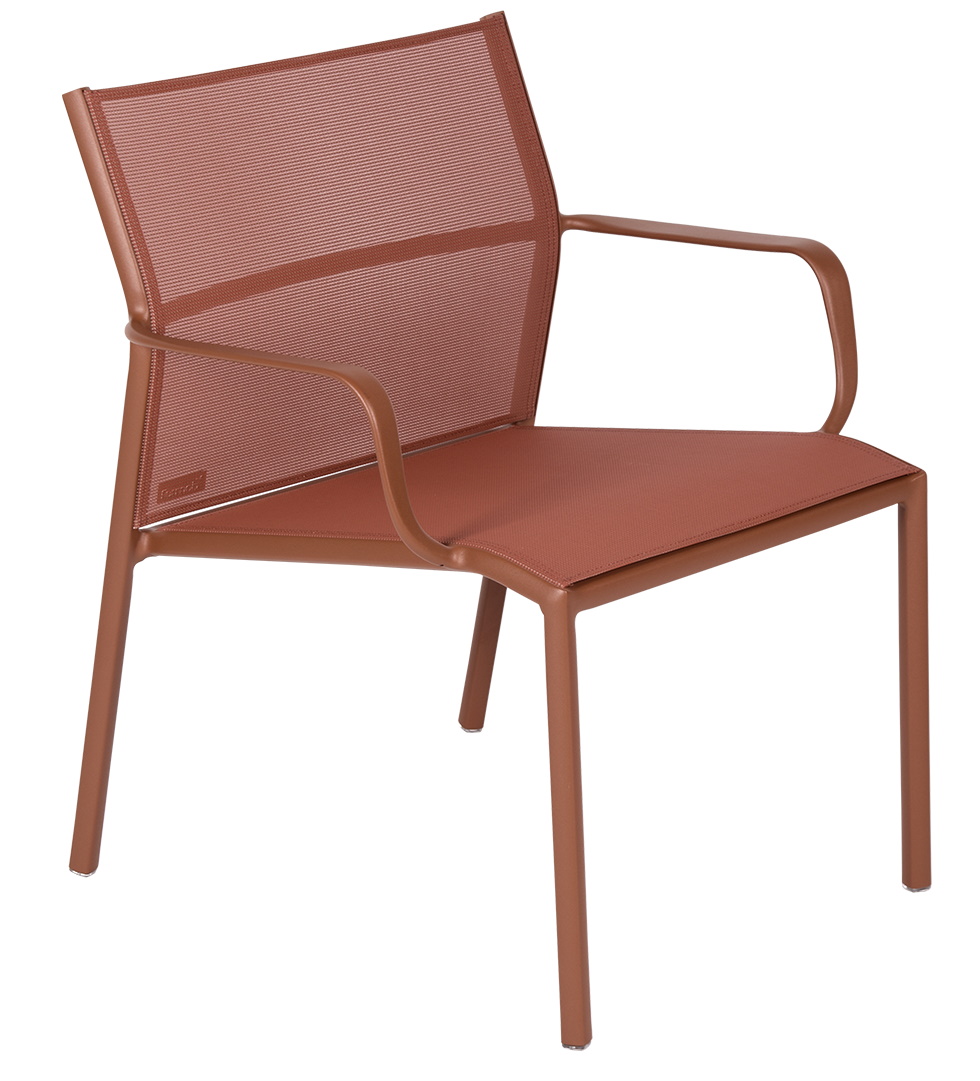 Cadiz Sessel von Fermob für den Außenbereich, terracottafarben, mit Armlehnen und luftigem Netzgewebe.