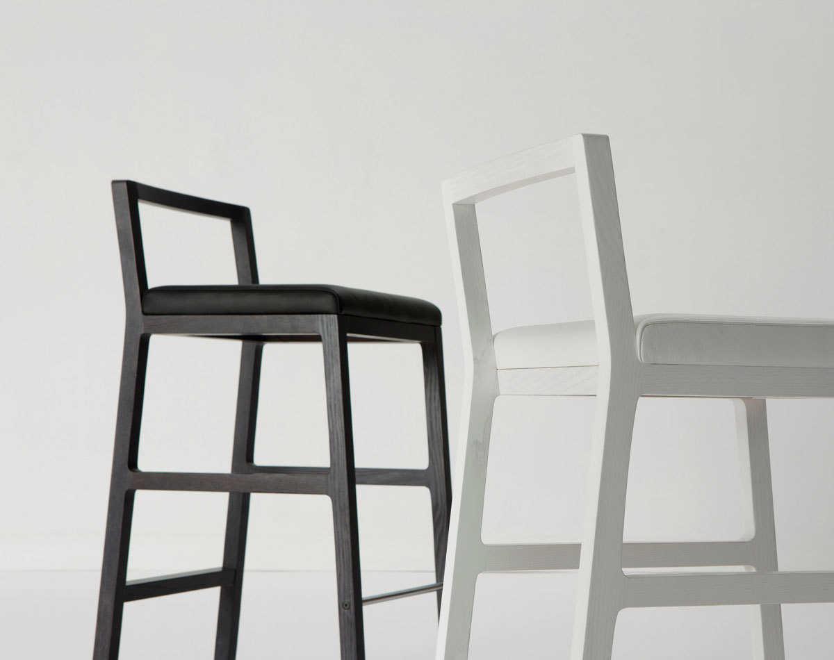 Midori Hocker in Schwarz und Weiß von Sancal, moderne Barhocker mit Rückenlehne.
