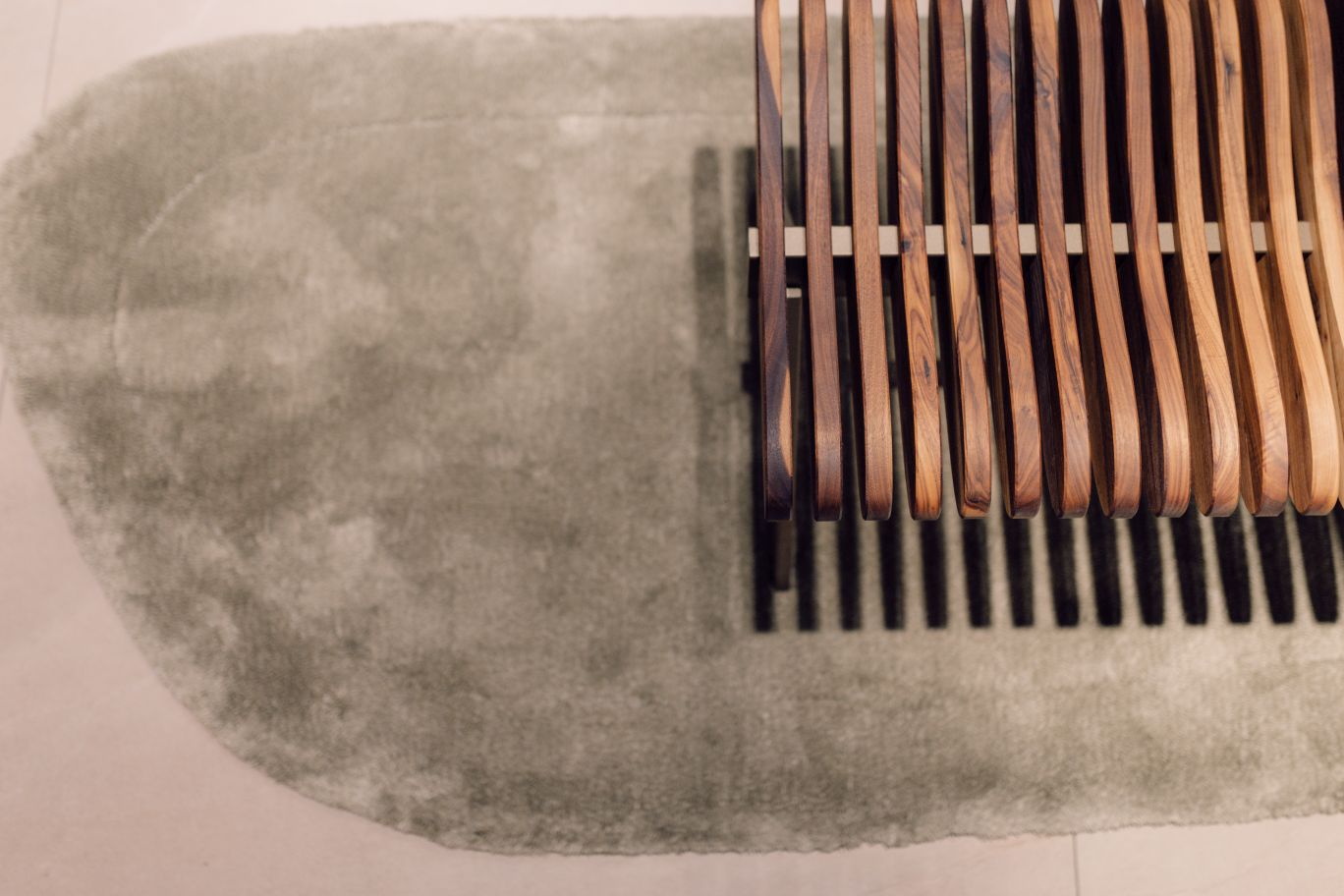 Draufsicht: Prelude Bank aus Holz auf einem grauen Teppich. Design Sitzbank für Wohnraum.
