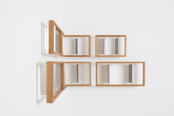 Wandregal b Eiche, minimalistisches Design, vier einzelne Regalelemente an einer weißen Wand, modernes Möbelstück.