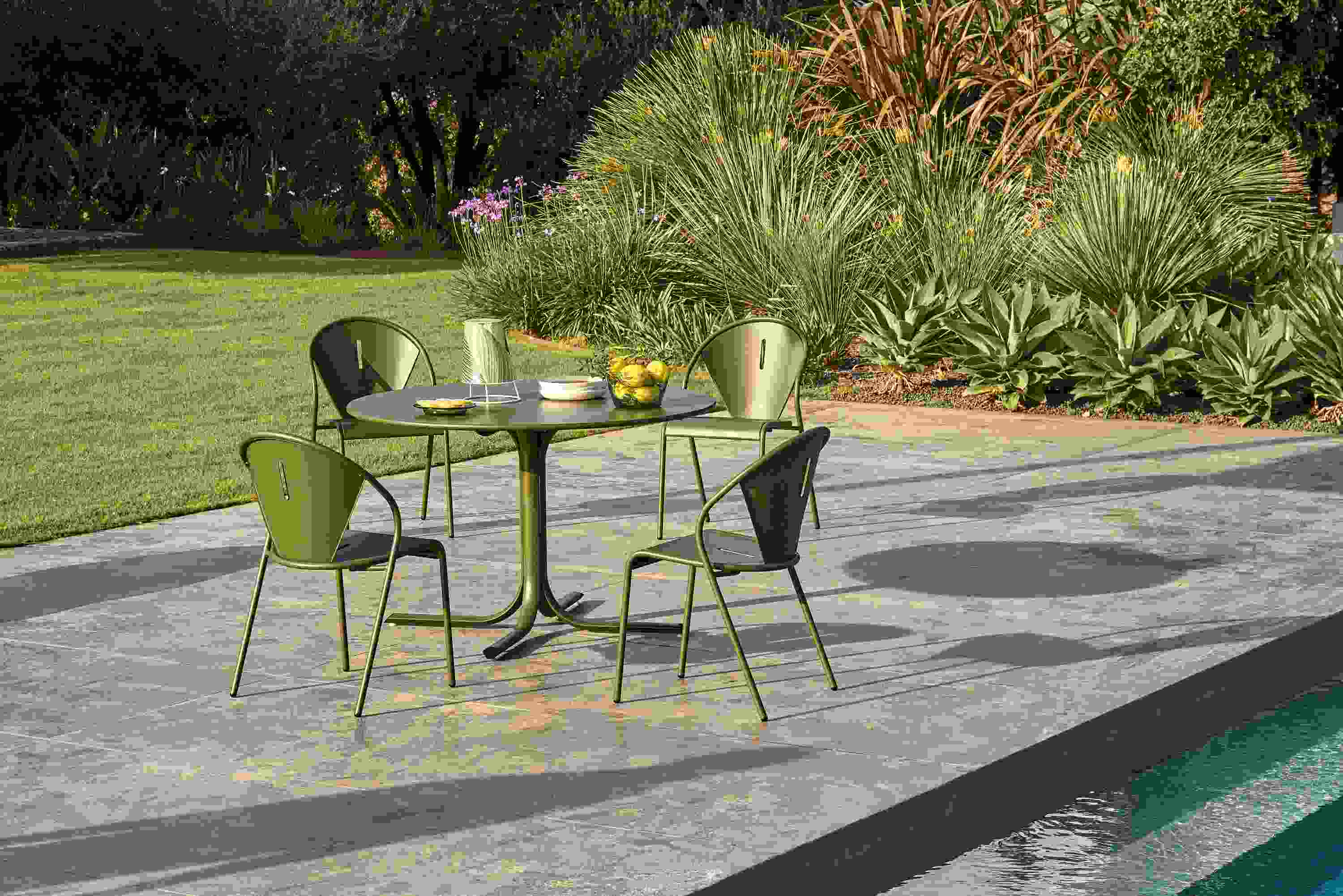Grüne Emu Code Chair Stühle und Tisch für den Garten oder die Terrasse.