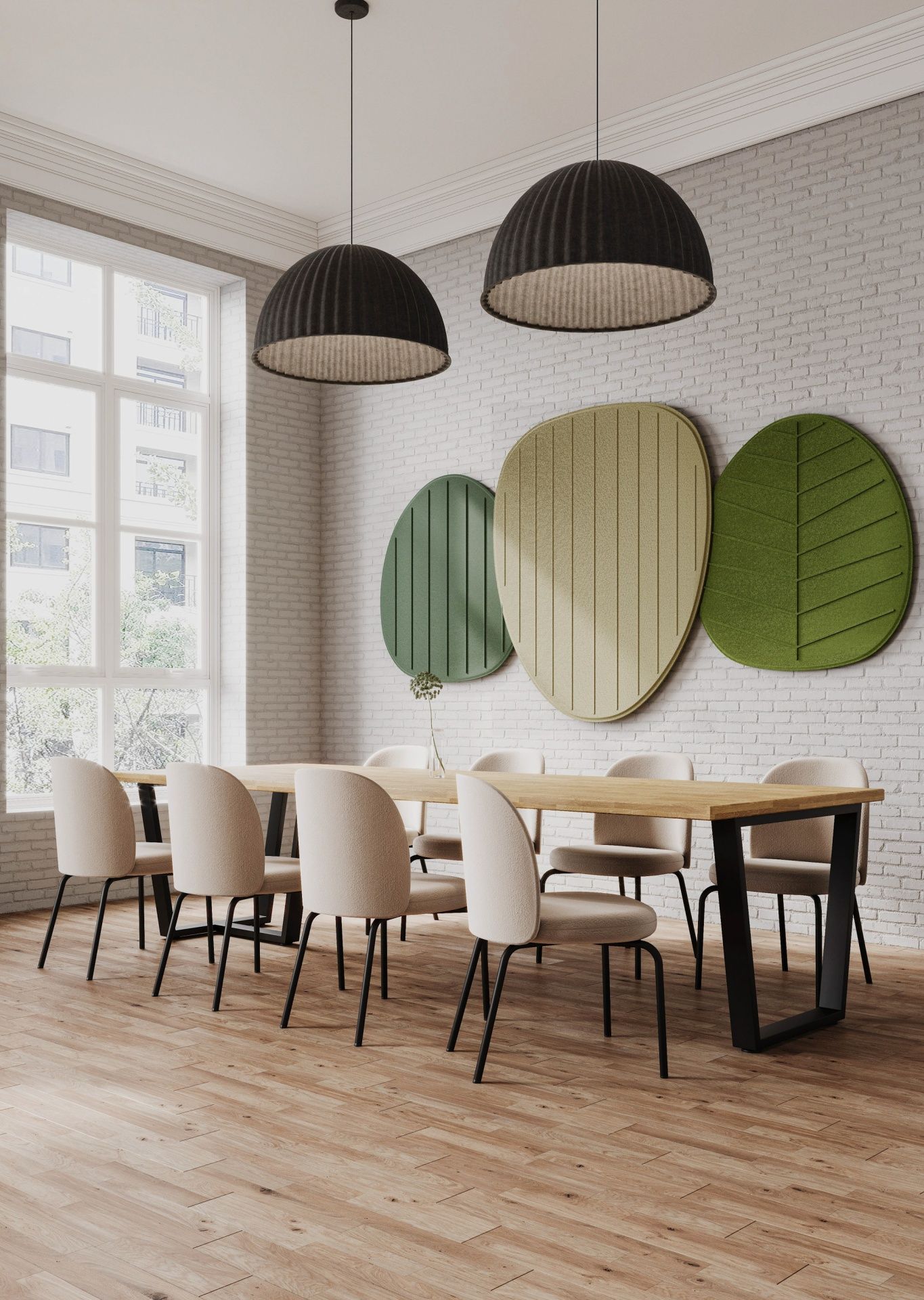 Flos FS K 215 Stuhl von Bejot an Esstisch mit Pendelleuchten und Wandpaneelen.