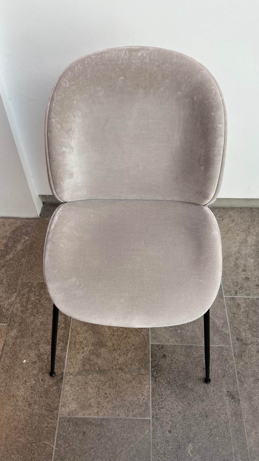 Beige Beetle Chair Stuhl mit Samtpolsterung und schwarzen Beinen, moderne Sitzmöbel für Esszimmer oder Büro.